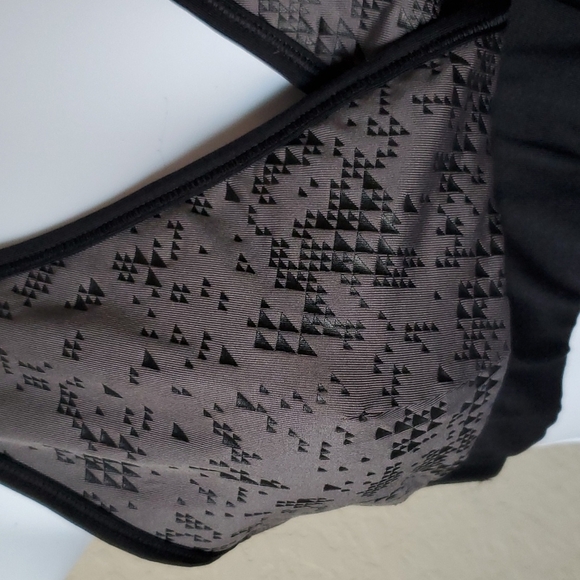 Zumba Wear sz M Women's V Neck Style Dance Workout High Impact Sports Bra - Picture 4 of 9